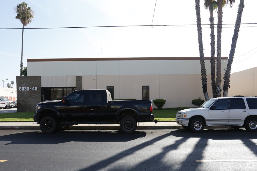 8030-8040 Deering Ave, Canoga Park, CA for lease - Building Photo - Image 2 of 3