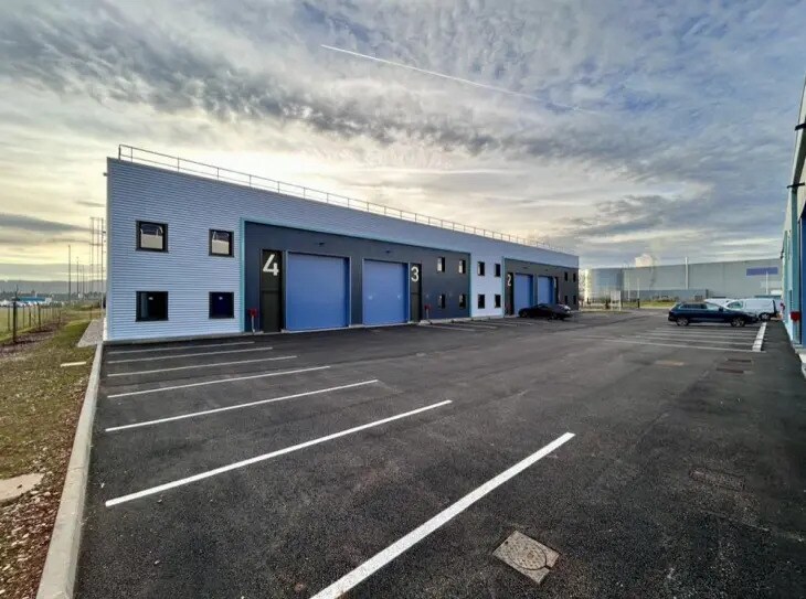 Flex in Saint-Vulbas for lease Building Photo- Image 1 of 5