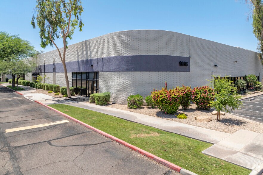 1616 W 17th St, Tempe, AZ à louer - Photo du bâtiment - Image 2 de 7