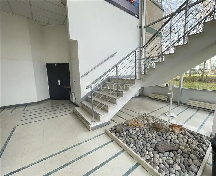 Office in Villepinte for lease - Lobby - Image 2 of 8