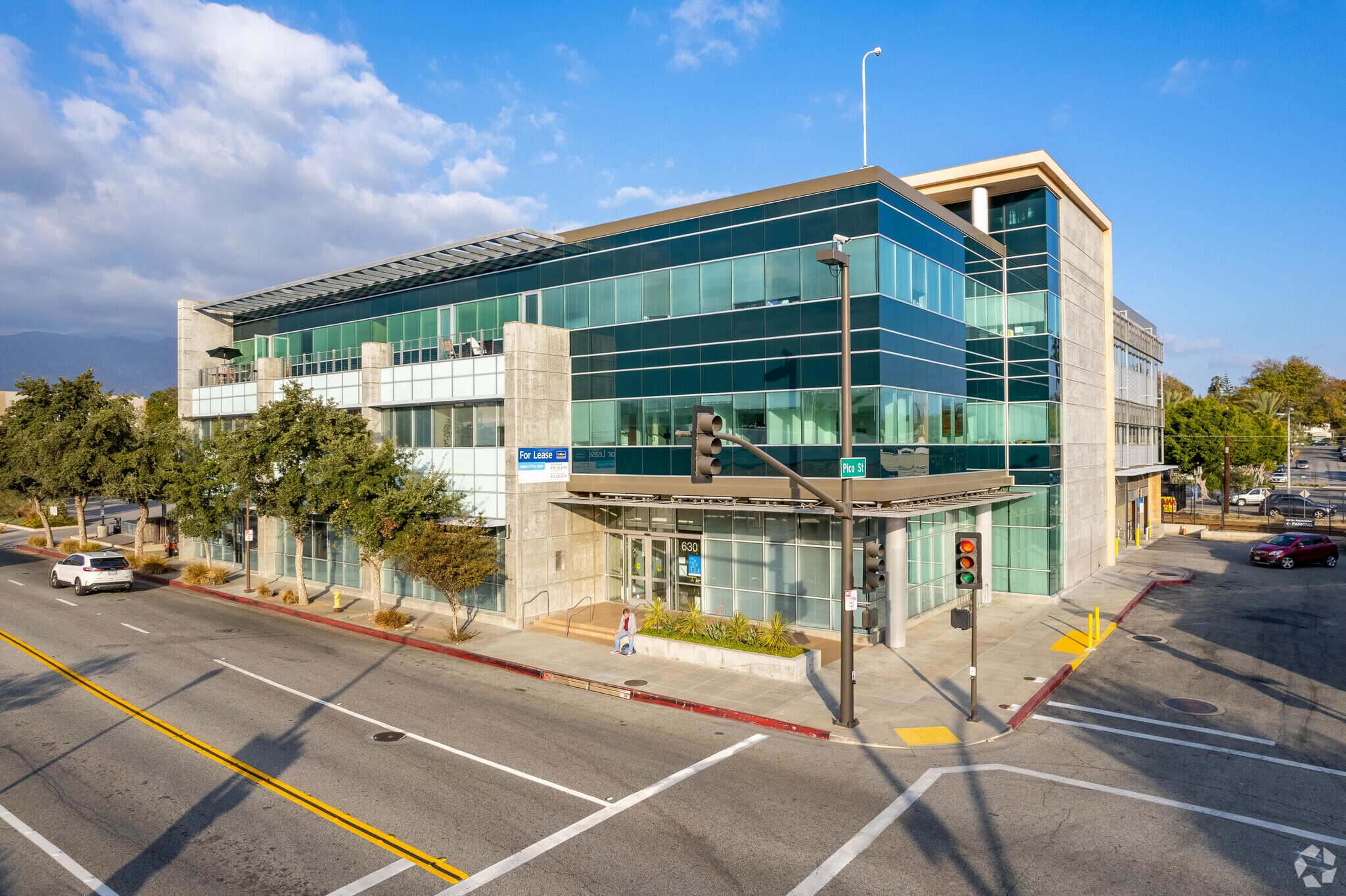 630 S Raymond Ave, Pasadena, CA à louer Photo du bâtiment- Image 1 de 9