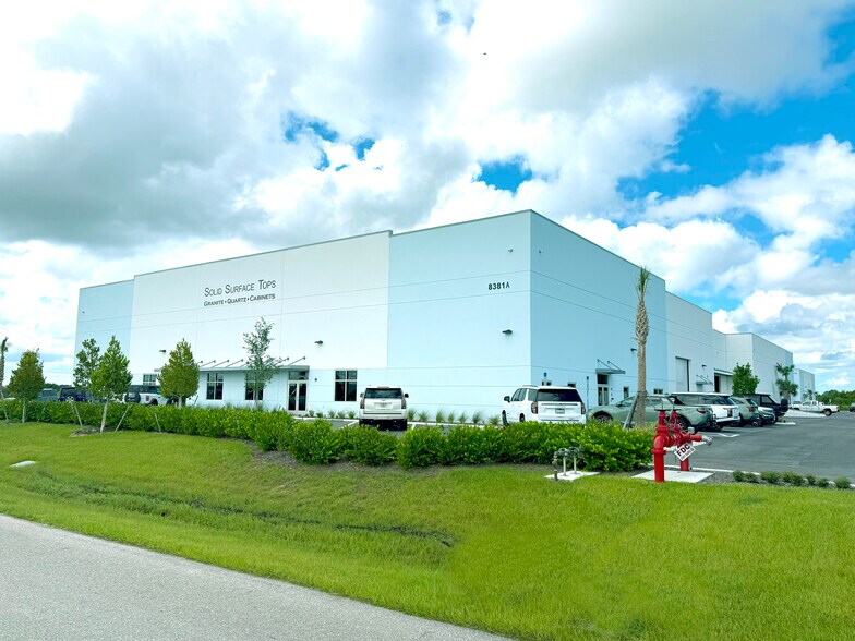 8381 Duffie Dr, Punta Gorda, FL à vendre - Photo principale - Image 1 de 3