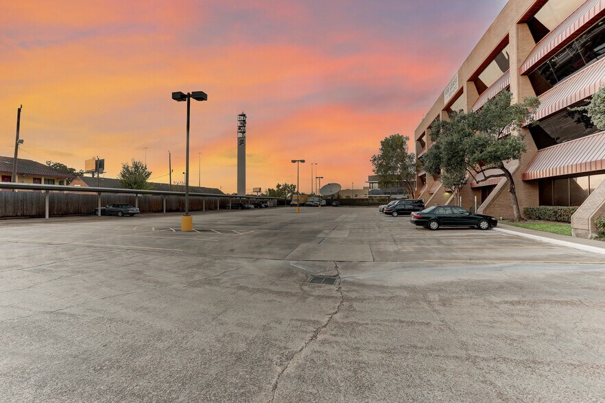 8200 Wednesbury Ln, Houston, TX à louer - Photo du bâtiment - Image 3 de 19