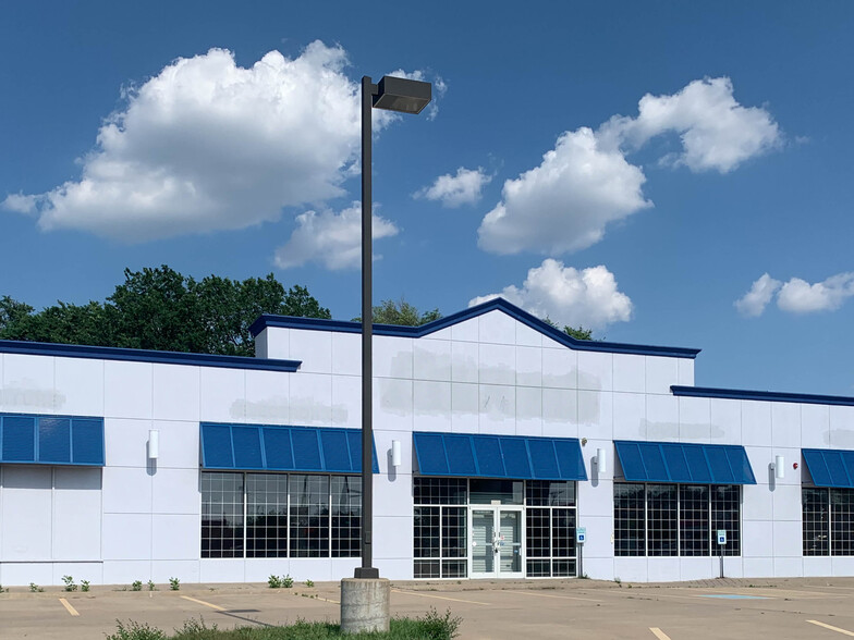 1418 E 4th Ave, Hutchinson, KS for lease - Building Photo - Image 1 of 6