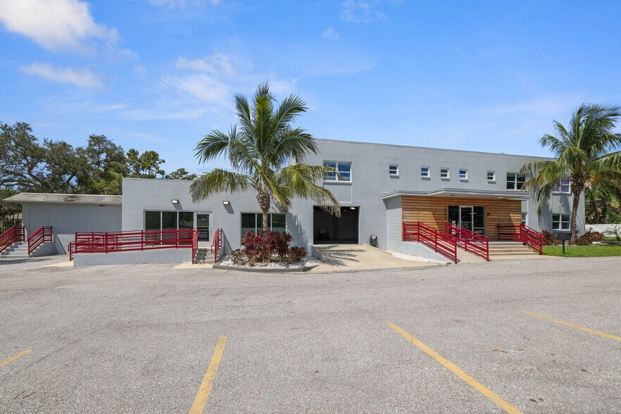 10830 Navajo Dr, Saint Petersburg, FL à vendre - Photo du bâtiment - Image 1 de 126