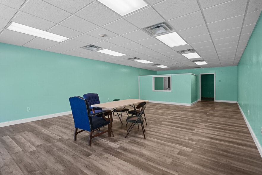 40-82 N Main St, Pascoag, RI for lease - Interior Photo - Image 2 of 32