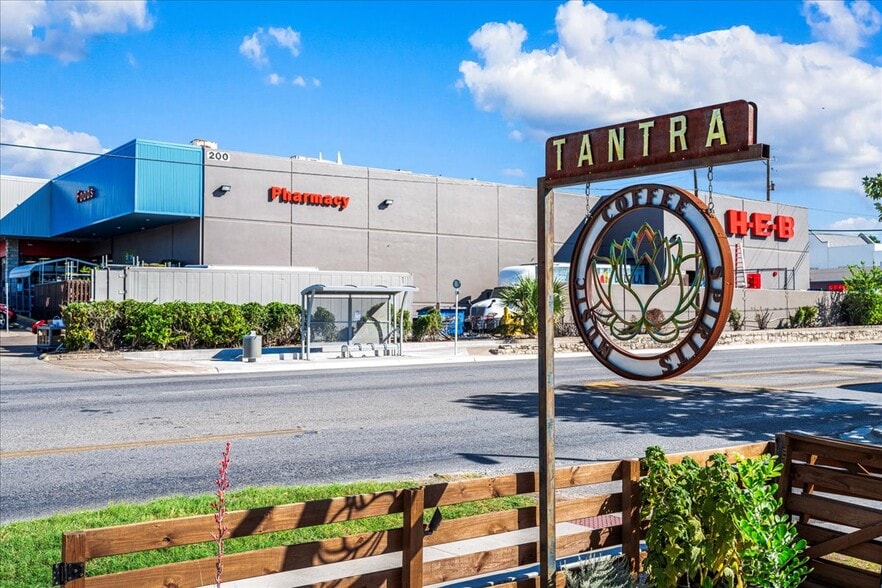 217 W Hopkins St, San Marcos, TX à vendre - Photo du bâtiment - Image 2 de 62