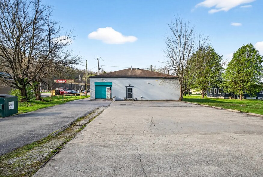 4931 W Pages Ln, Louisville, KY à vendre - Photo du bâtiment - Image 2 de 25