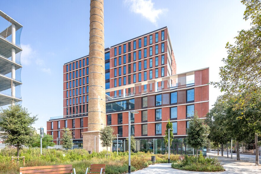 Carrer de Cristóbal de Moura, 115-125, Barcelone, Barcelona à louer - Photo du bâtiment - Image 3 de 5