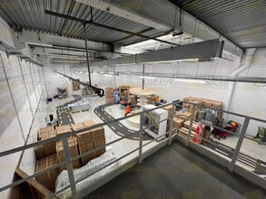 Flex in Éragny for lease Interior Photo- Image 1 of 21