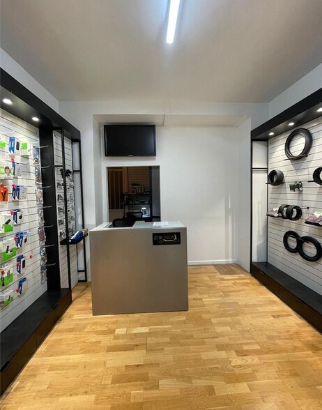 Retail in Paris for lease - Building Photo - Image 3 of 4