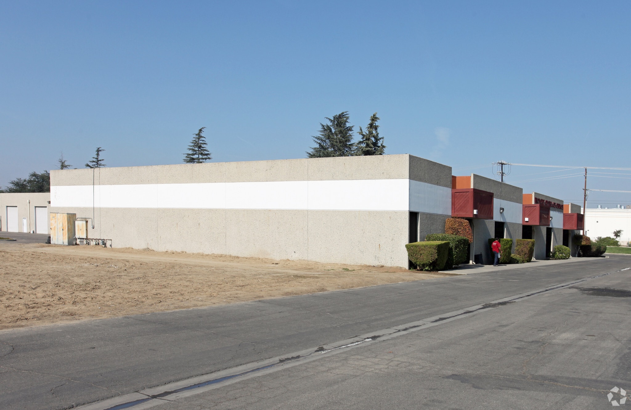 1335-1345 N Plaza Dr, Visalia, CA for lease Primary Photo- Image 1 of 8