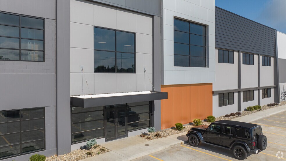 22049 Innovation Dr, Elkhart, IN à louer - Photo du bâtiment - Image 2 de 31
