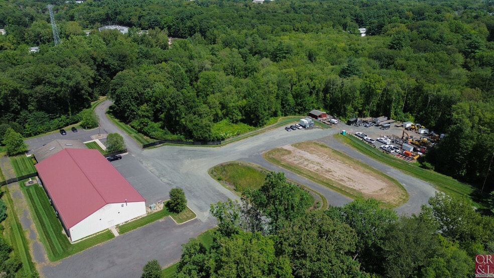 103 & 103R Old Windsor Rd portefeuille de 2 propriétés à vendre sur LoopNet.ca - Photo du bâtiment - Image 3 de 34