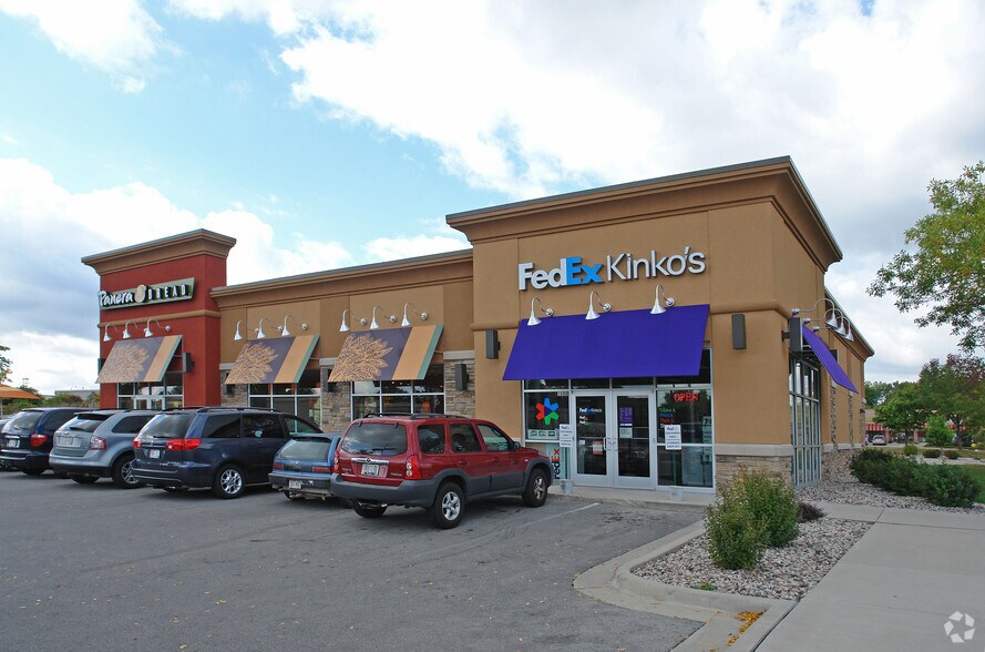 1606-1608 S Main St, West Bend, WI à louer - Photo du bâtiment - Image 3 de 5