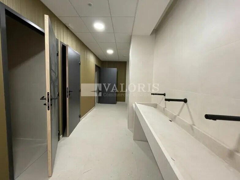 Office in Genas for lease - Building Photo - Image 3 of 14