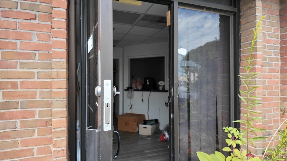 1700-1704 E Avis Dr, Madison Heights, MI à louer - Vidéo sur l’inscription commerciale - Image 2 de 5