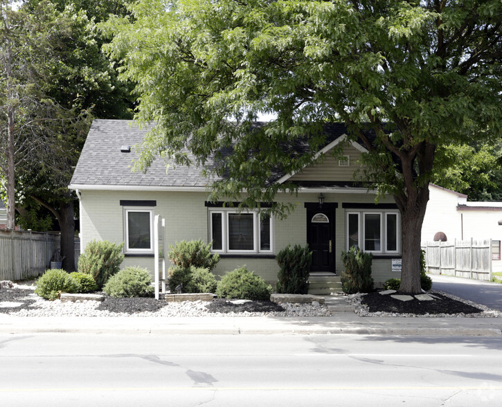 204 Dunlop St W, Barrie, ON à louer - Photo du bâtiment - Image 3 de 3