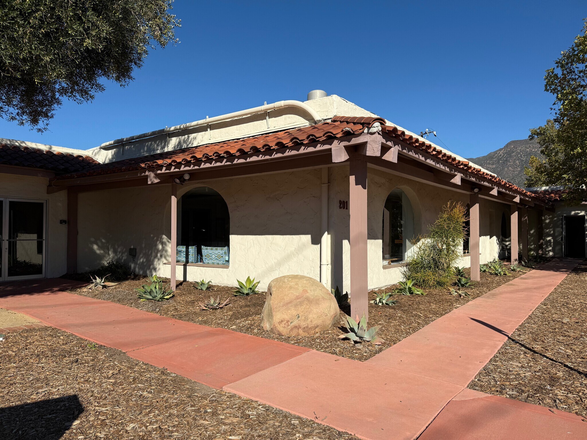 201 Bryant St, Ojai, CA à louer Photo principale- Image 1 de 20