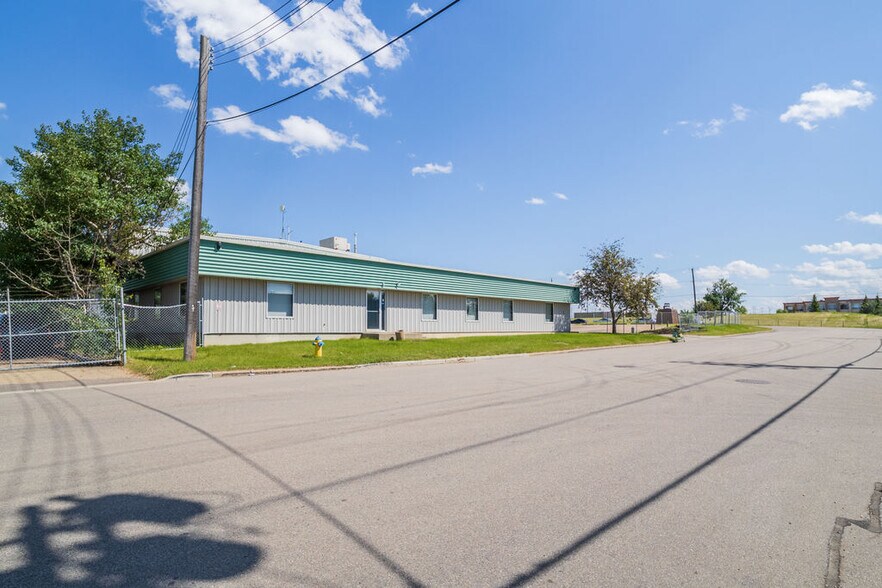 9750 35th Ave NW, Edmonton, AB à louer - Photo du bâtiment - Image 3 de 15
