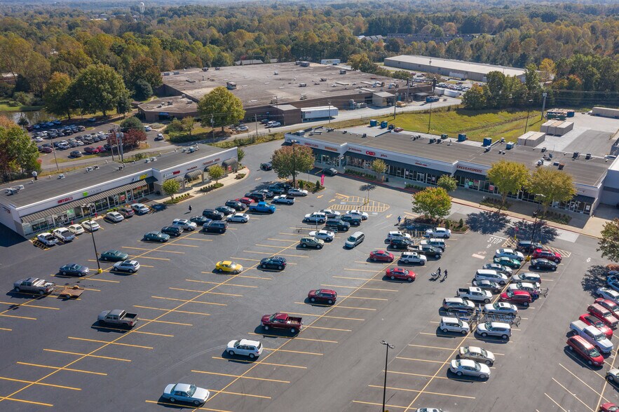 1003-1021 High Point St, Randleman, NC à louer - Photo du bâtiment - Image 2 de 7