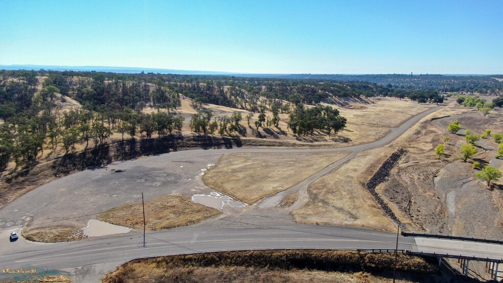 Jellys Ferry Rd, Red Bluff, CA à vendre - Photo du bâtiment - Image 2 de 10