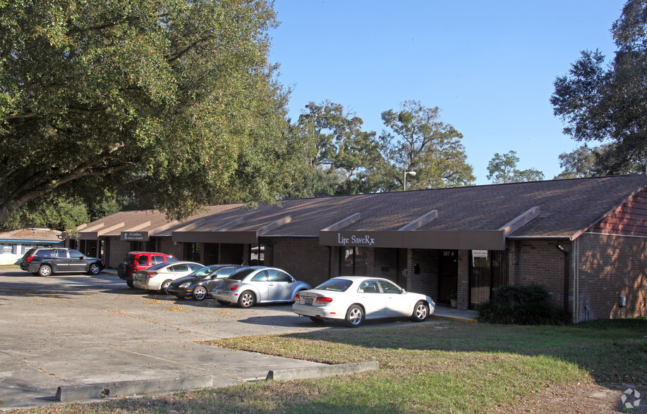 207 E Robertson St, Brandon, FL for lease - Building Photo - Image 3 of 4