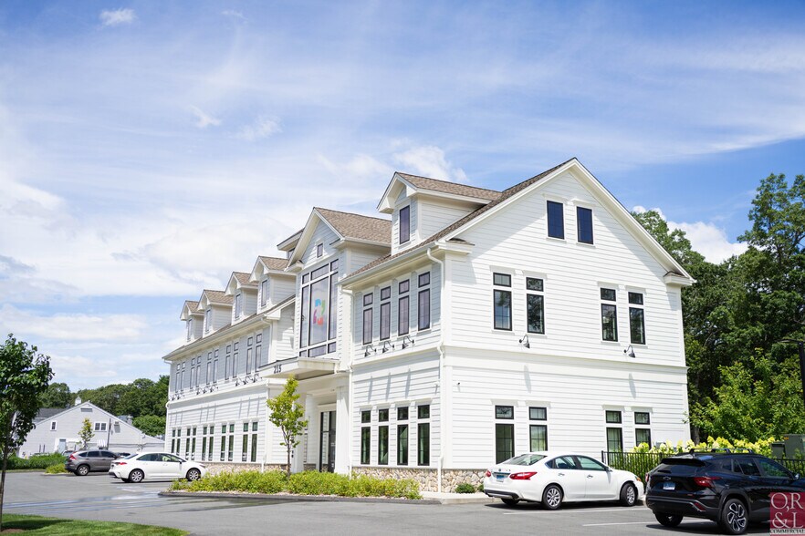 215 Elm St, Old Saybrook, CT à louer - Photo du bâtiment - Image 3 de 21