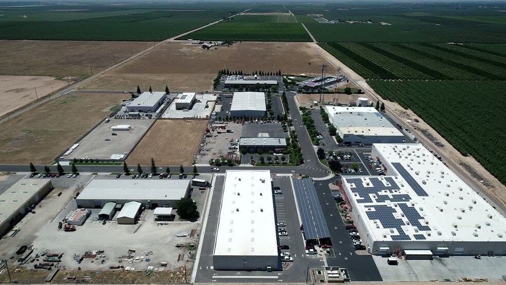 40365 Brickyard Dr, Madera, CA à louer - Vidéo sur l’inscription commerciale - Image 2 de 12