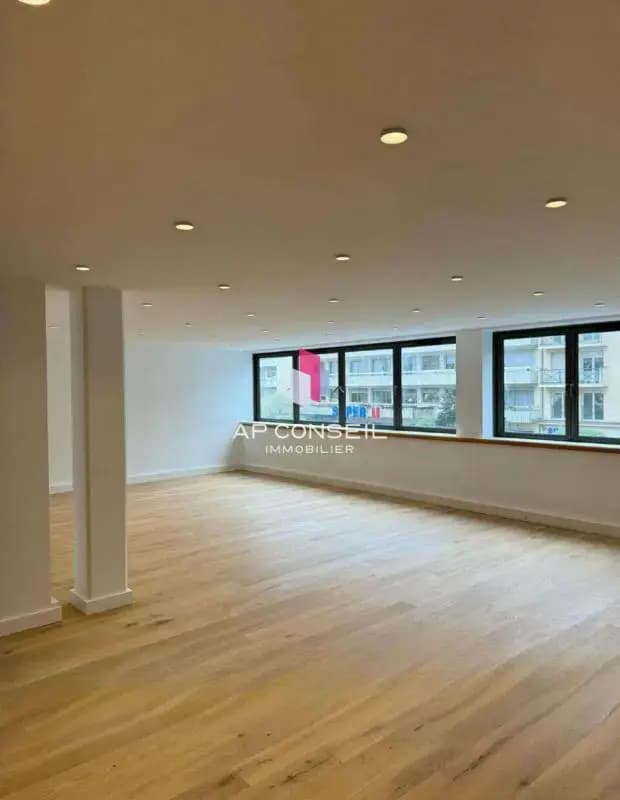 Office in Viroflay for lease Interior Photo- Image 1 of 3