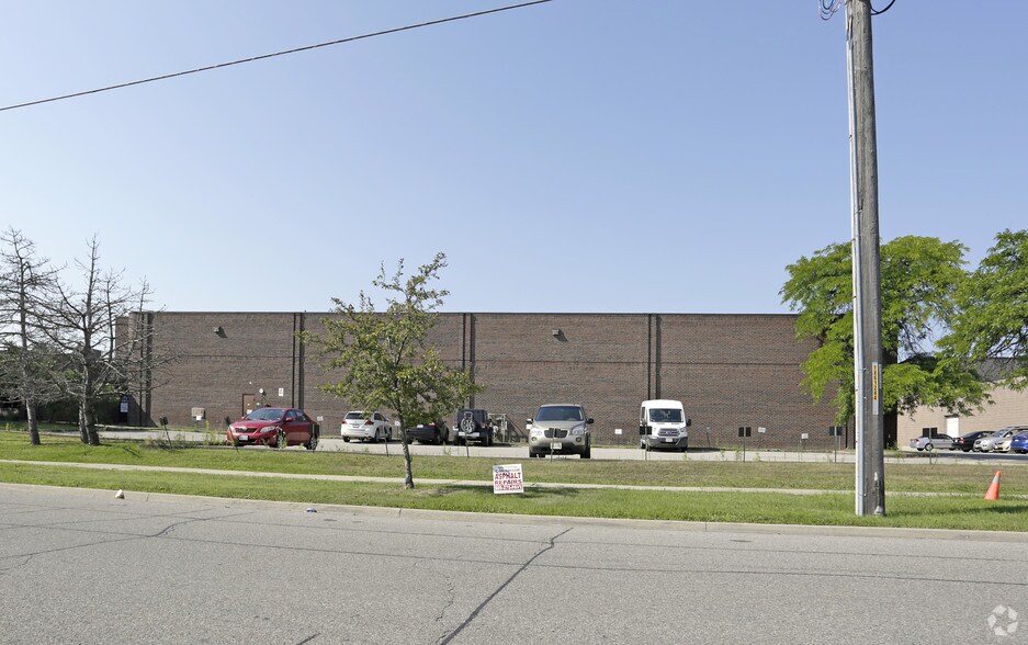 2480 Tedlo St, Mississauga, ON à louer - Photo du bâtiment - Image 3 de 3