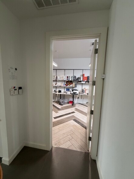 2323-2325 Fannin St, Houston, TX for lease - Building Photo - Image 3 of 8