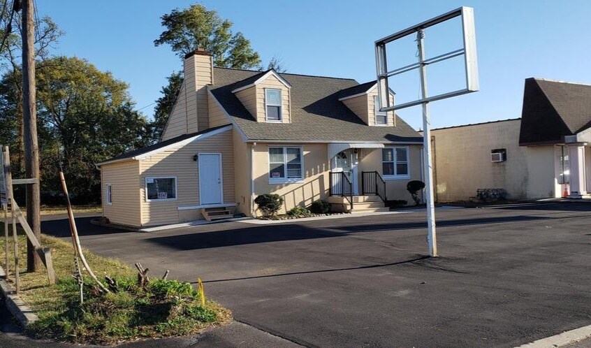 7024 Bristol Pike, Levittown, PA à louer Photo principale- Image 1 de 2