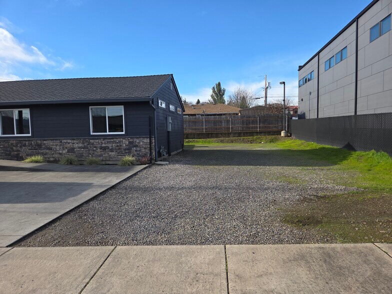 15455 SE 94th Ave, Happy Valley, OR à louer - Photo du bâtiment - Image 3 de 10