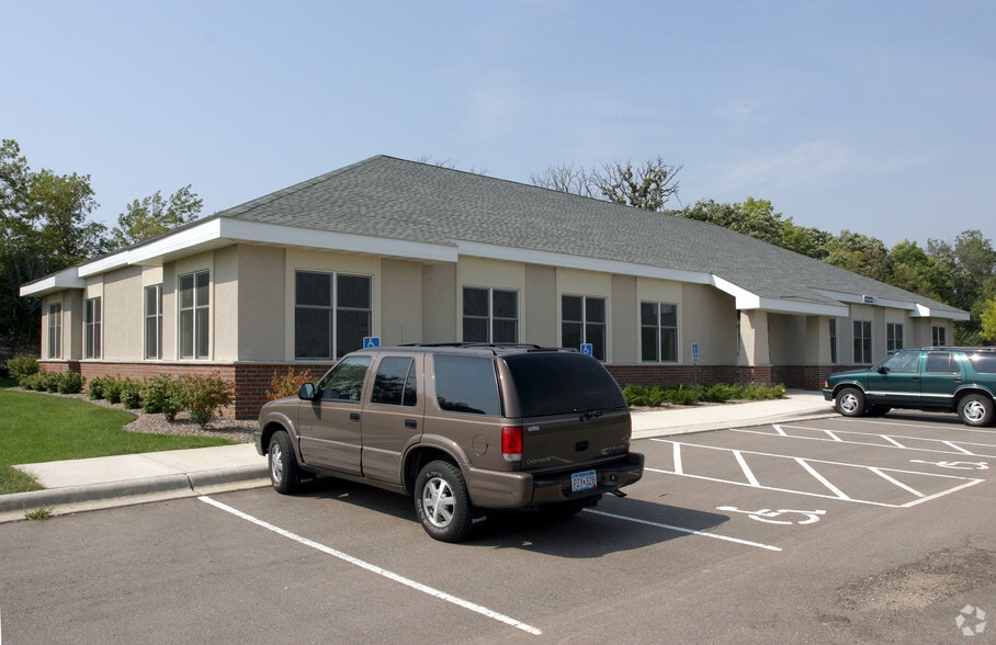 1585 Thomas Center Dr, Saint Paul, MN for lease - Building Photo - Image 2 of 8