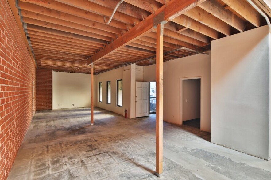 2216 S Barrington Ave, Los Angeles, CA à vendre - Photo intérieure - Image 3 de 5
