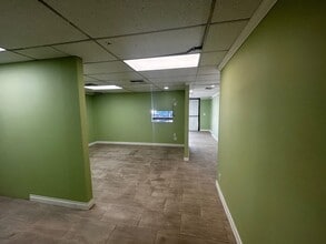 22720 Ventura Blvd, Woodland Hills, CA for lease Interior Photo- Image 2 of 7