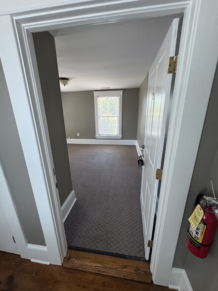 16 Oak Grove St, Mount Holly, NC for lease - Interior Photo - Image 3 of 18