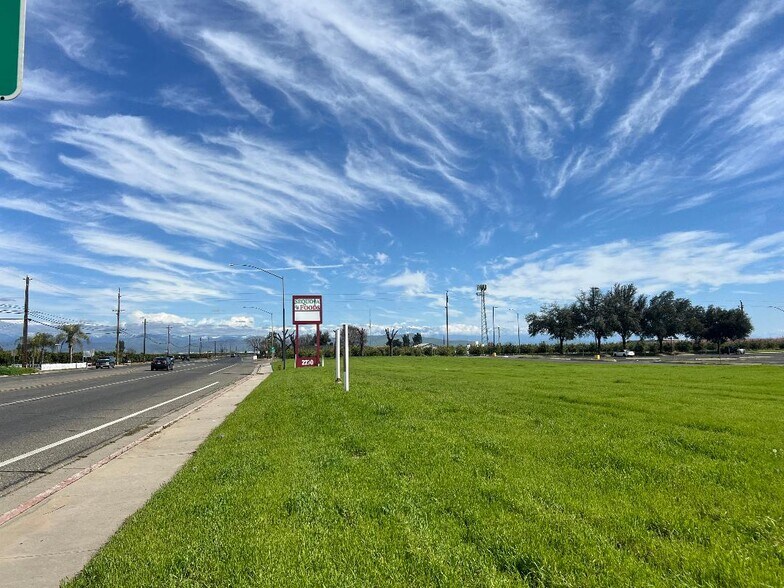 2770 E El Monte Way, Dinuba, CA à vendre - Photo du bâtiment - Image 3 de 5
