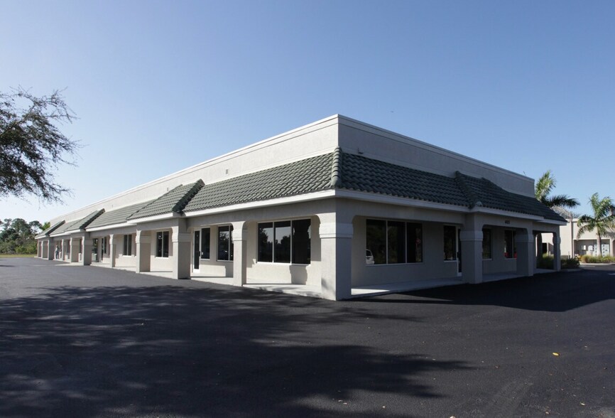 6025 Taylor Rd, Punta Gorda, FL à louer - Photo du bâtiment - Image 3 de 4