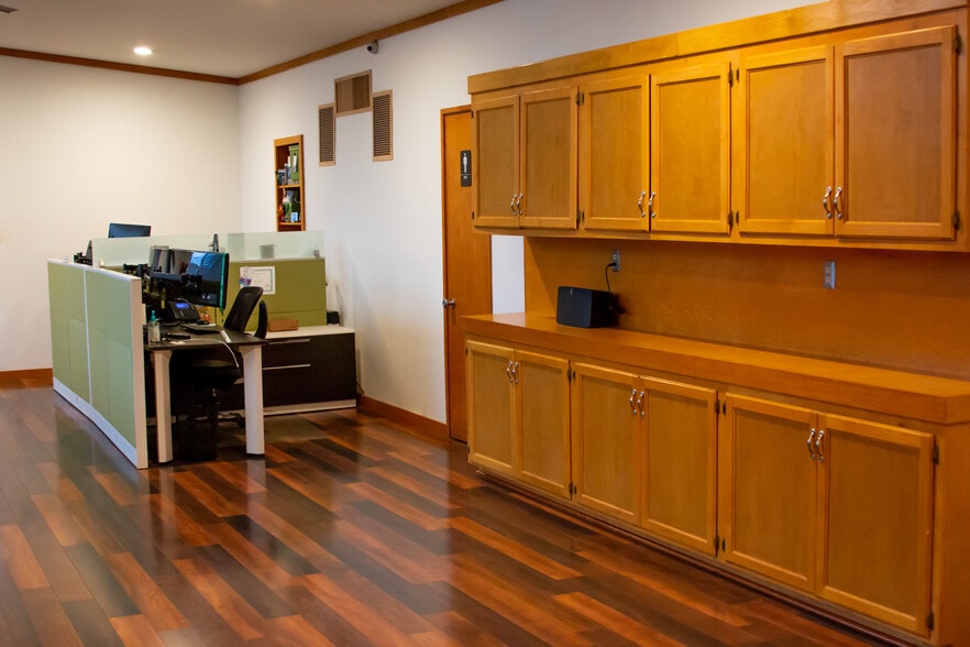 2323 E St, Bakersfield, CA for lease - Building Photo - Image 3 of 25