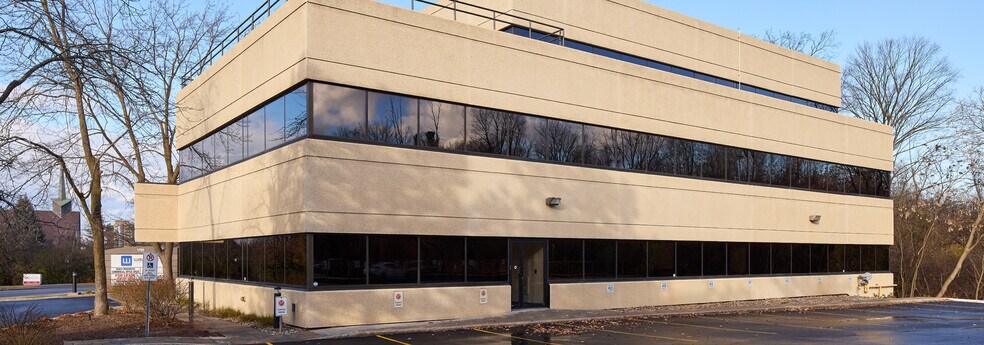 1785 Alta Vista Dr, Ottawa, ON à louer - Photo du bâtiment - Image 2 de 7