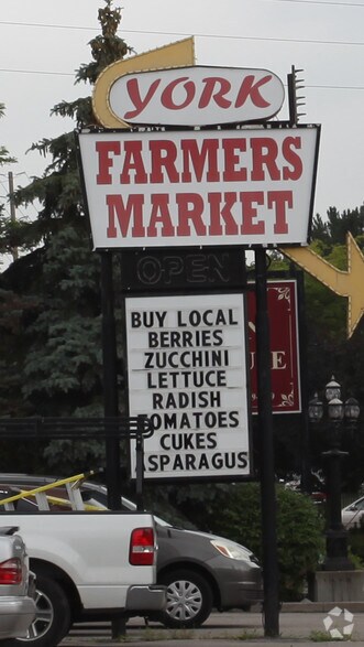 7509 Yonge St, Markham, ON à vendre - Photo du bâtiment - Image 2 de 3