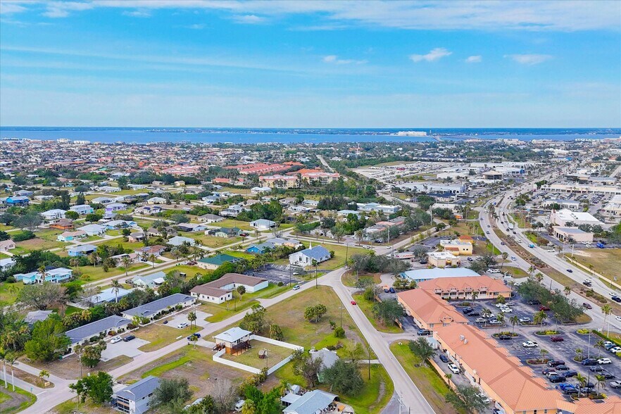 2623 Vasco St, Punta Gorda, FL à vendre - Photo du bâtiment - Image 2 de 35