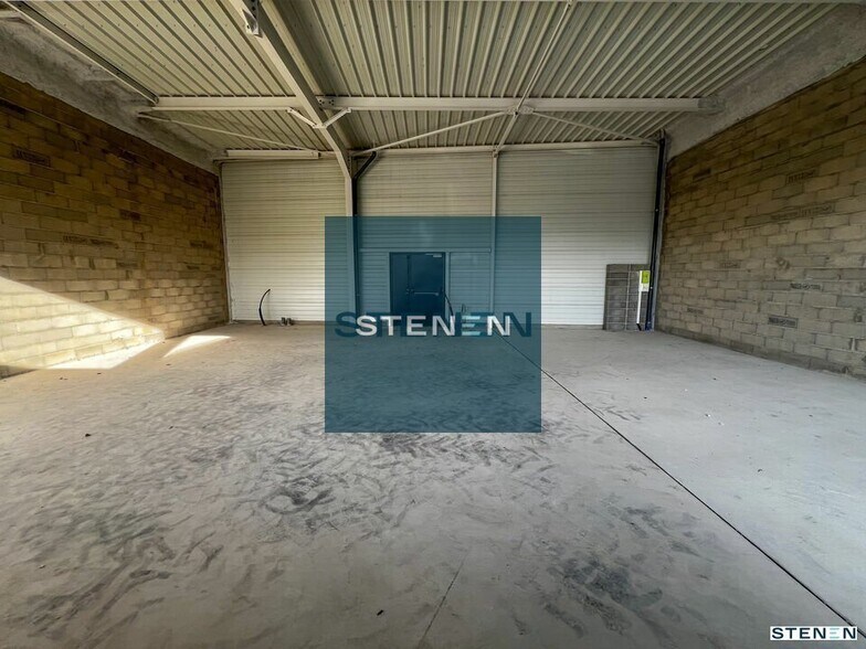 Retail in Monteux for lease - Interior Photo - Image 2 of 5