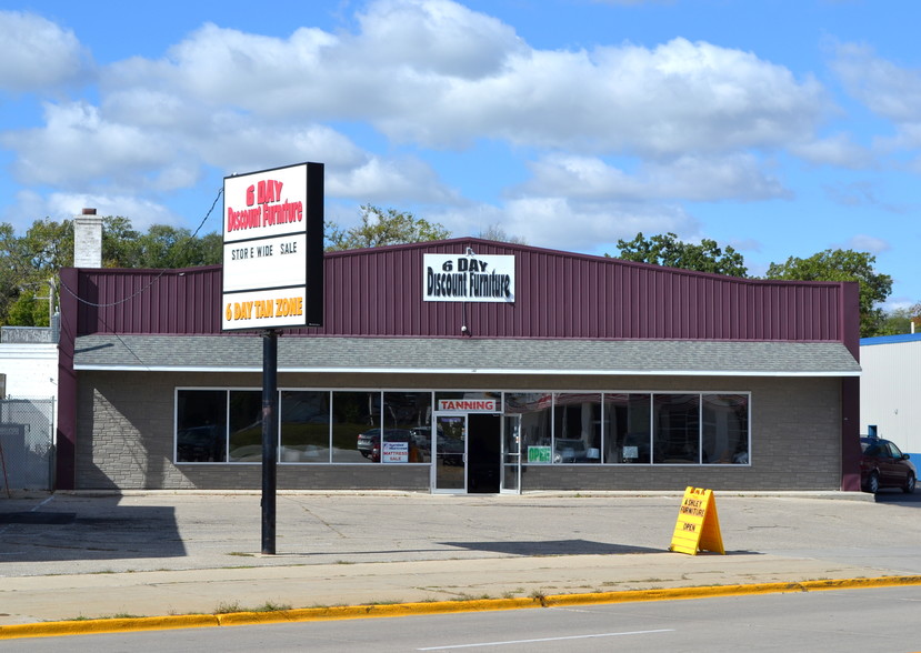 211 College Dr, Decorah, IA for sale - Building Photo - Image 1 of 1