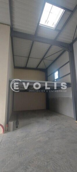Flex in Saint-Étienne-la-Varenne for lease - Interior Photo - Image 3 of 4
