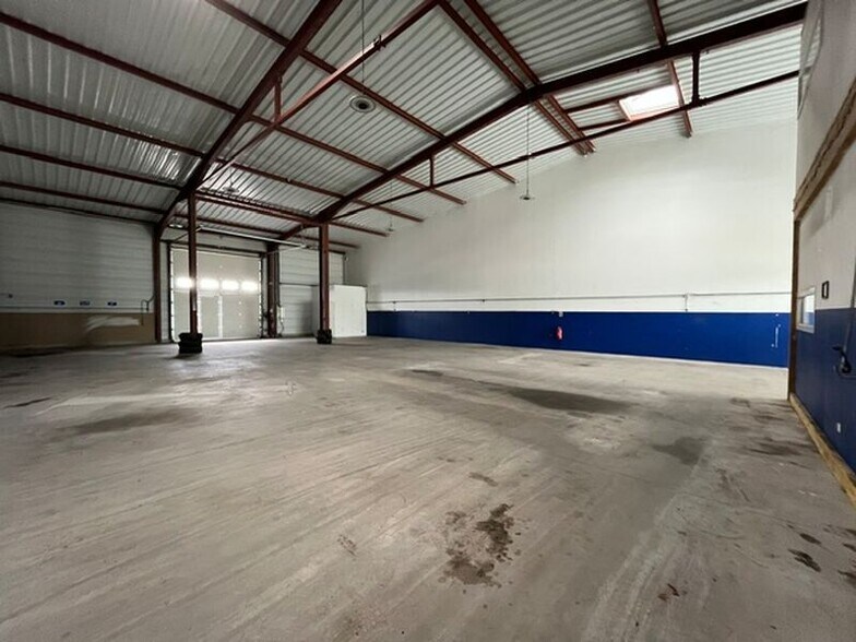Flex in Cugnaux for lease - Interior Photo - Image 1 of 7