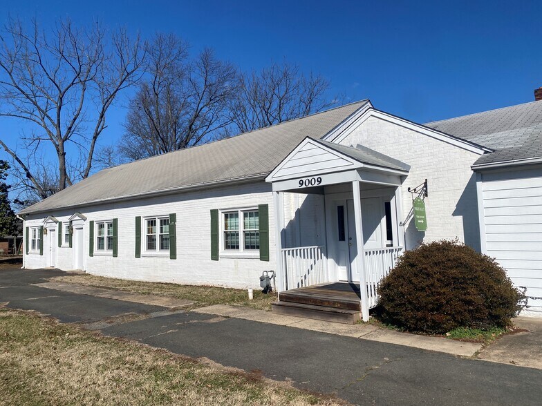 9009 Sudley Rd, Manassas, VA à louer - Photo du bâtiment - Image 3 de 11
