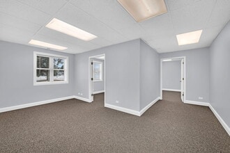 3S340 Rockwell St, Warrenville, IL à louer Photo intérieure- Image 1 de 9